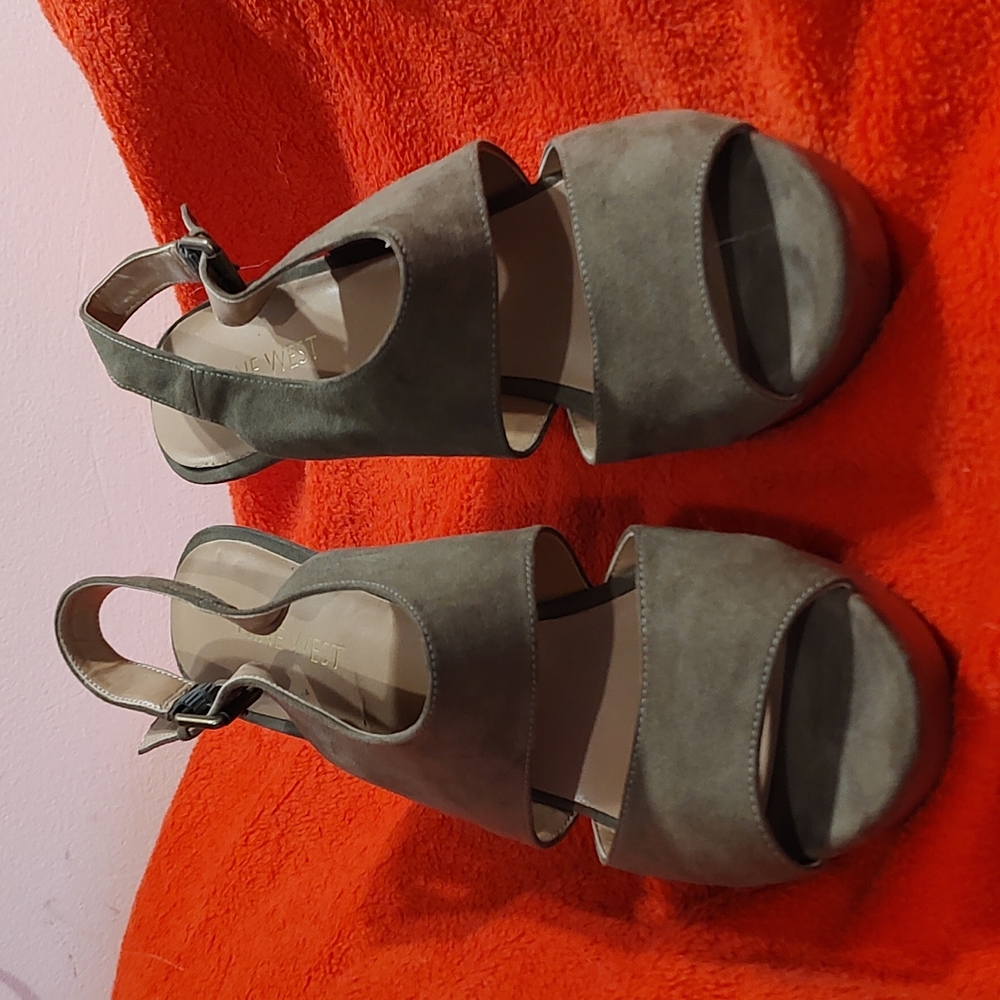 Ladies Nine West Wedges olive green suede